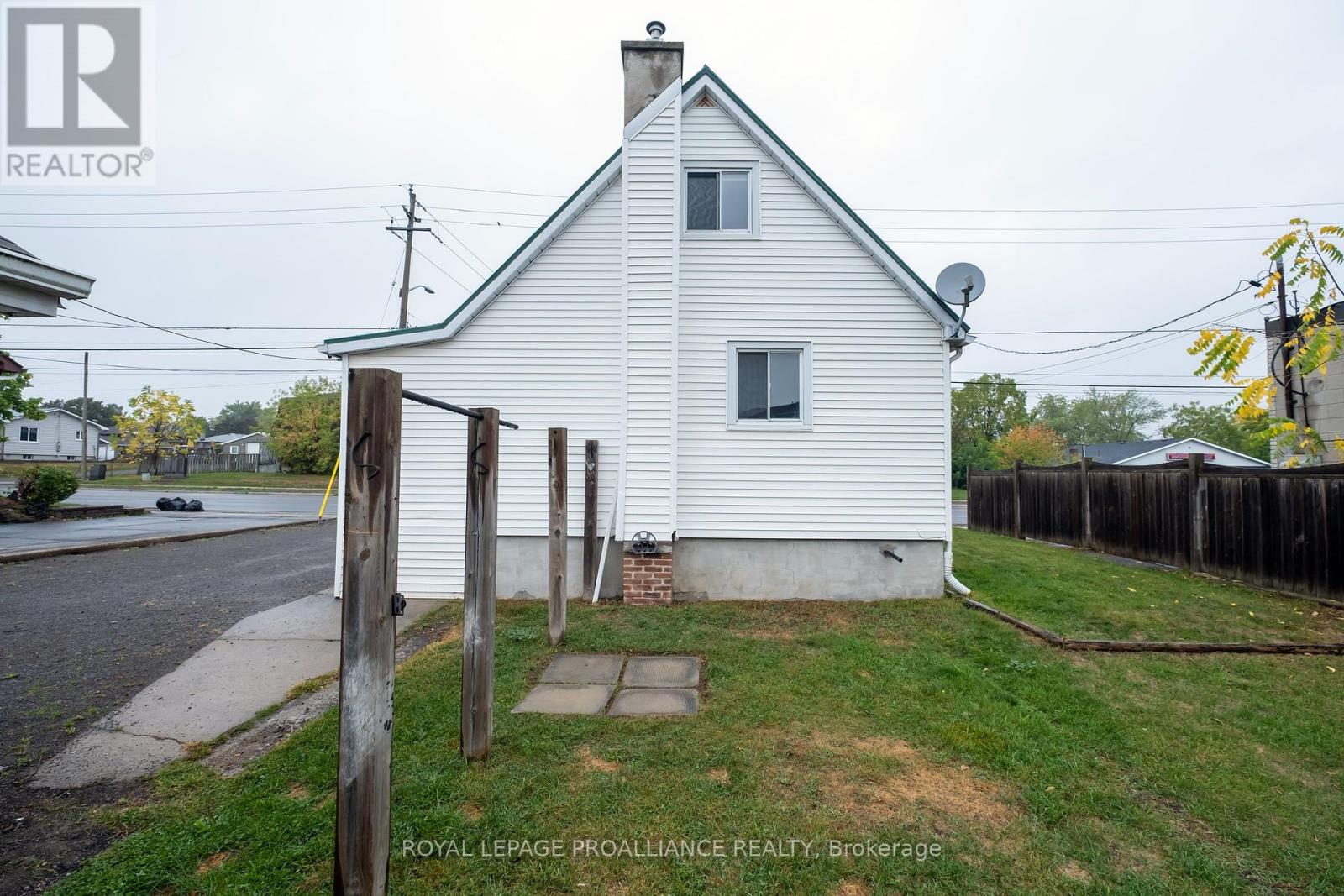 125 College Street W, Belleville (Belleville Ward), Ontario  K8P 2G3 - Photo 10 - X12423073