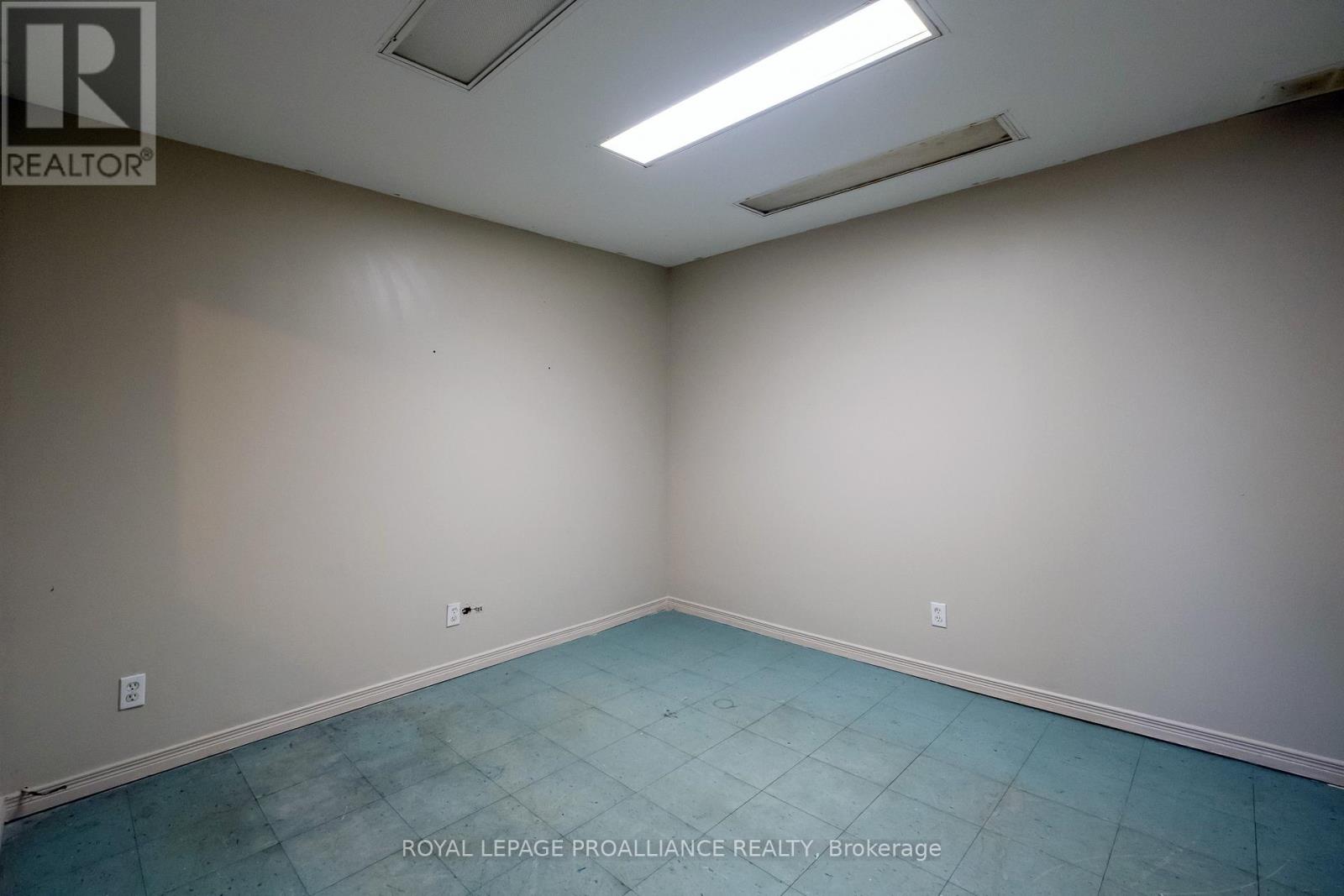 125 College Street W, Belleville (Belleville Ward), Ontario  K8P 2G3 - Photo 33 - X12423073