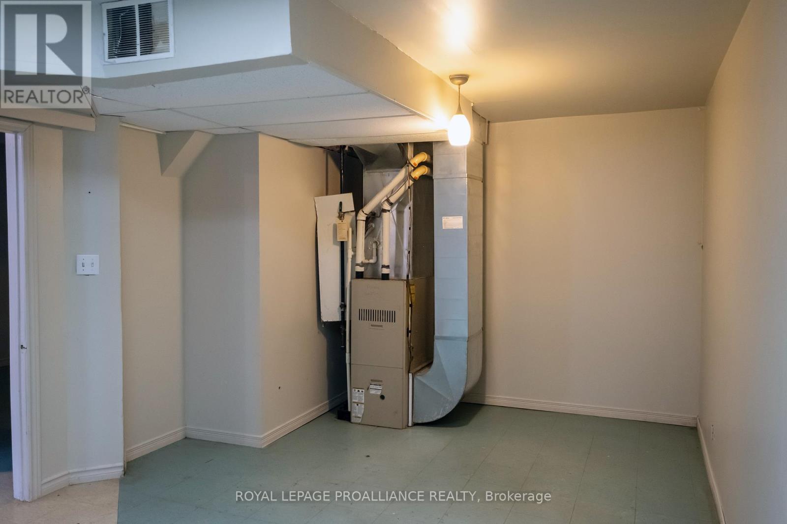 125 College Street W, Belleville (Belleville Ward), Ontario  K8P 2G3 - Photo 37 - X12423073