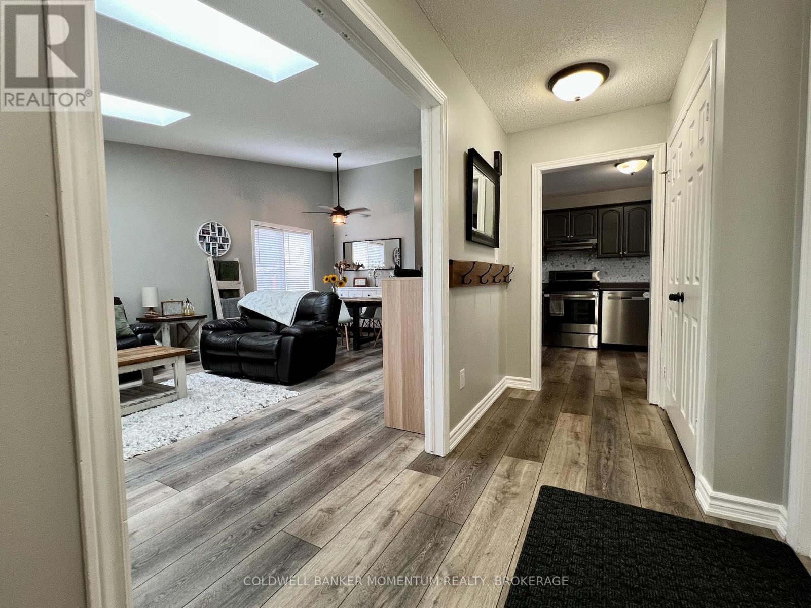 3933 Vineyard Crescent, Lincoln, Ontario  L0R 2C0 - Photo 2 - X12423013