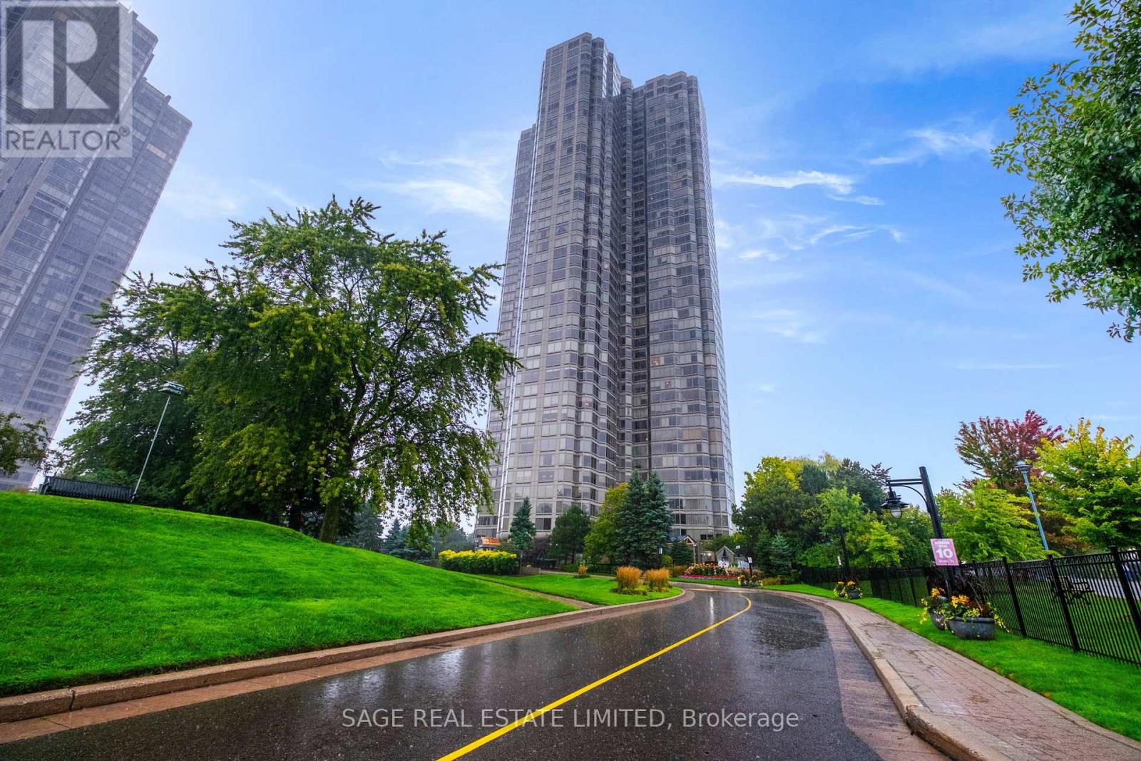 208 - 1 Palace Pier Court, Toronto, Ontario  M8V 3W9 - Photo 2 - W12423040