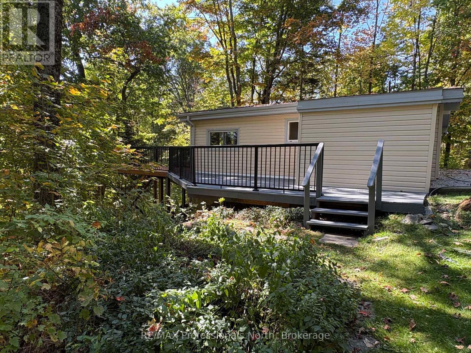 116 Woodland Drive, Huntsville, Ontario  P1H 1A7 - Photo 2 - X12423156