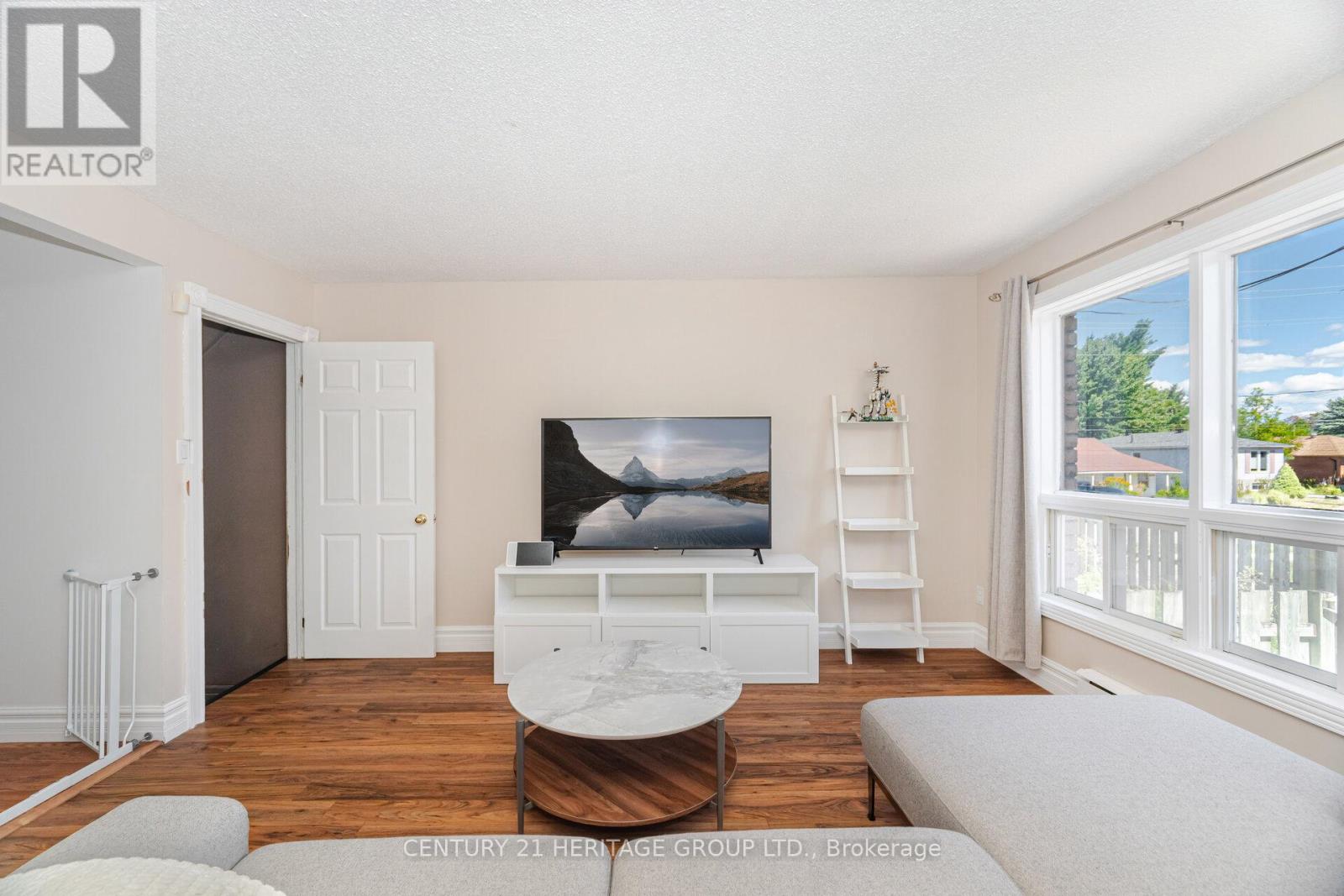 72 Osborn Street, Essa, Ontario  L0M 1B0 - Photo 2 - N12419272