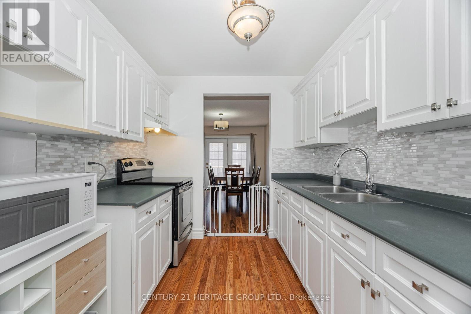 72 Osborn Street, Essa, Ontario  L0M 1B0 - Photo 3 - N12419272