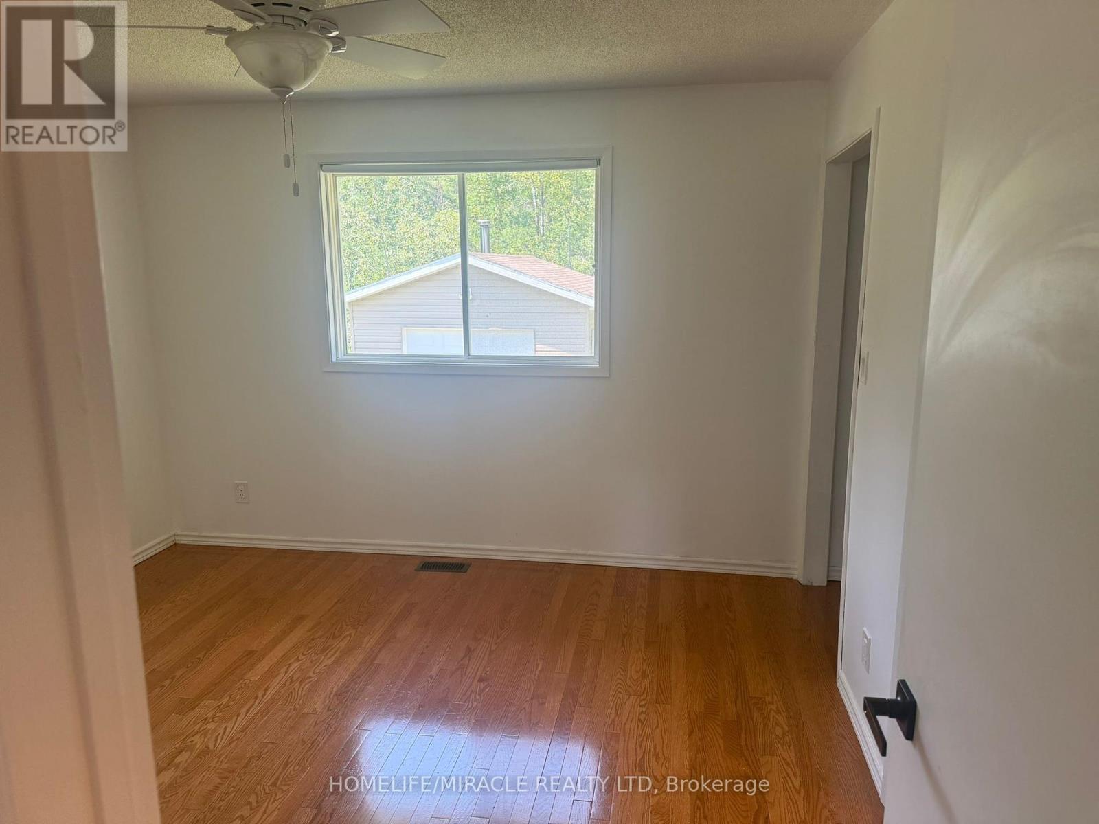 255 Revell Street, Gravenhurst, Ontario  P1P 0E4 - Photo 20 - X12421227