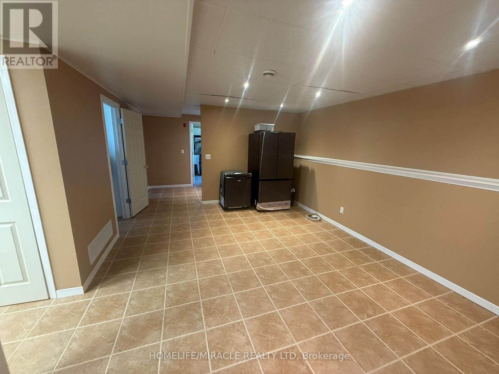 255 Revell Street, Gravenhurst, Ontario  P1P 0E4 - Photo 7 - X12421227