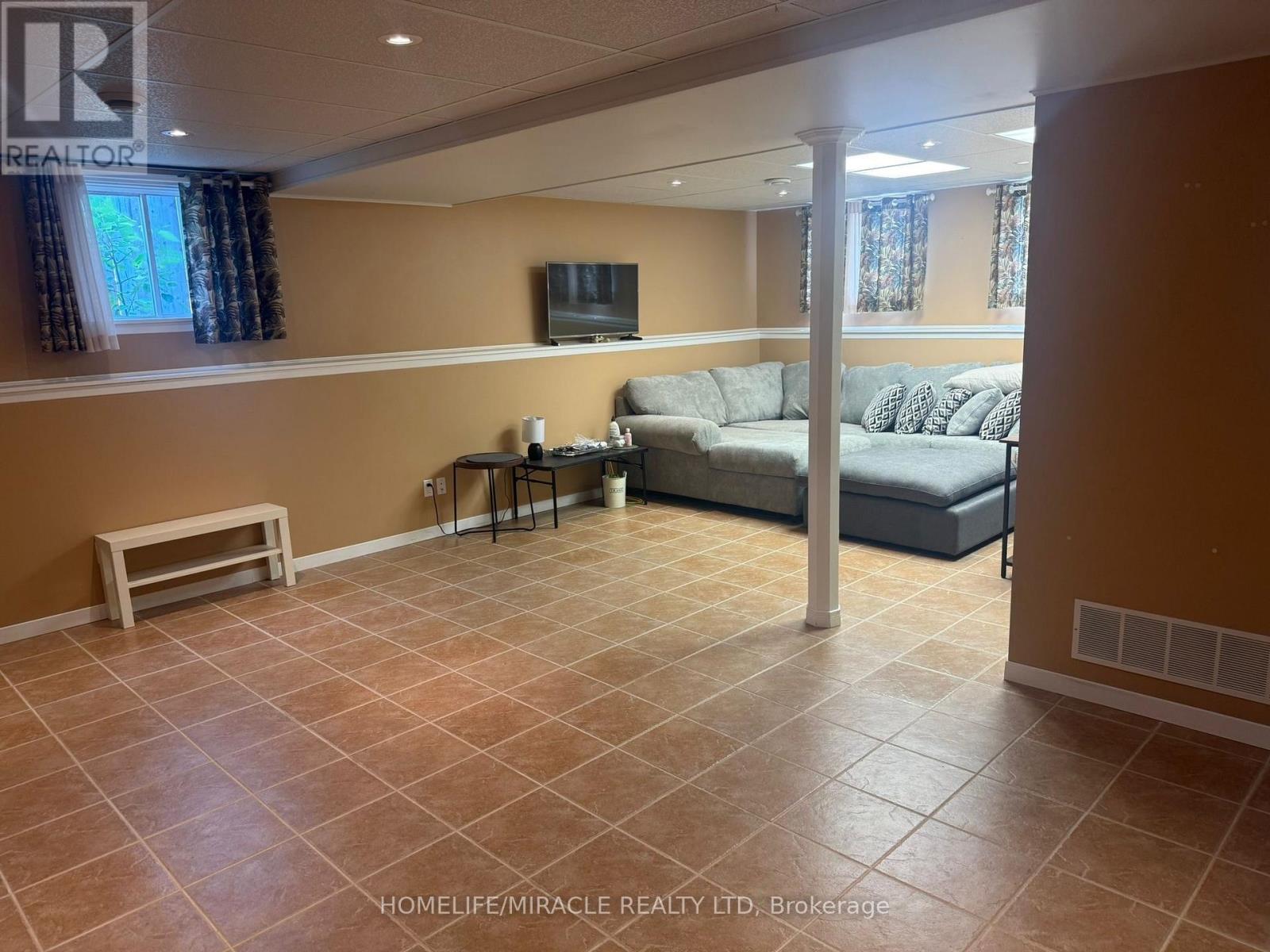 255 Revell Street, Gravenhurst, Ontario  P1P 0E4 - Photo 11 - X12421227