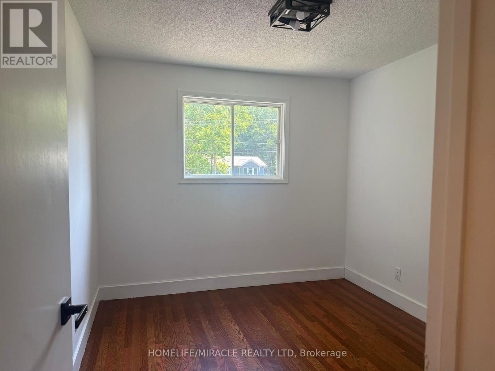 255 Revell Street, Gravenhurst, Ontario  P1P 0E4 - Photo 18 - X12421227
