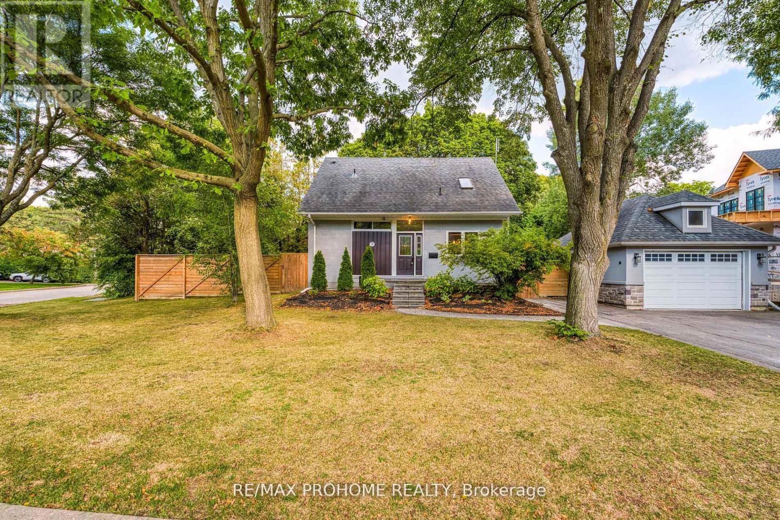 39 ADDISON CRESCENT, Toronto, Ontario