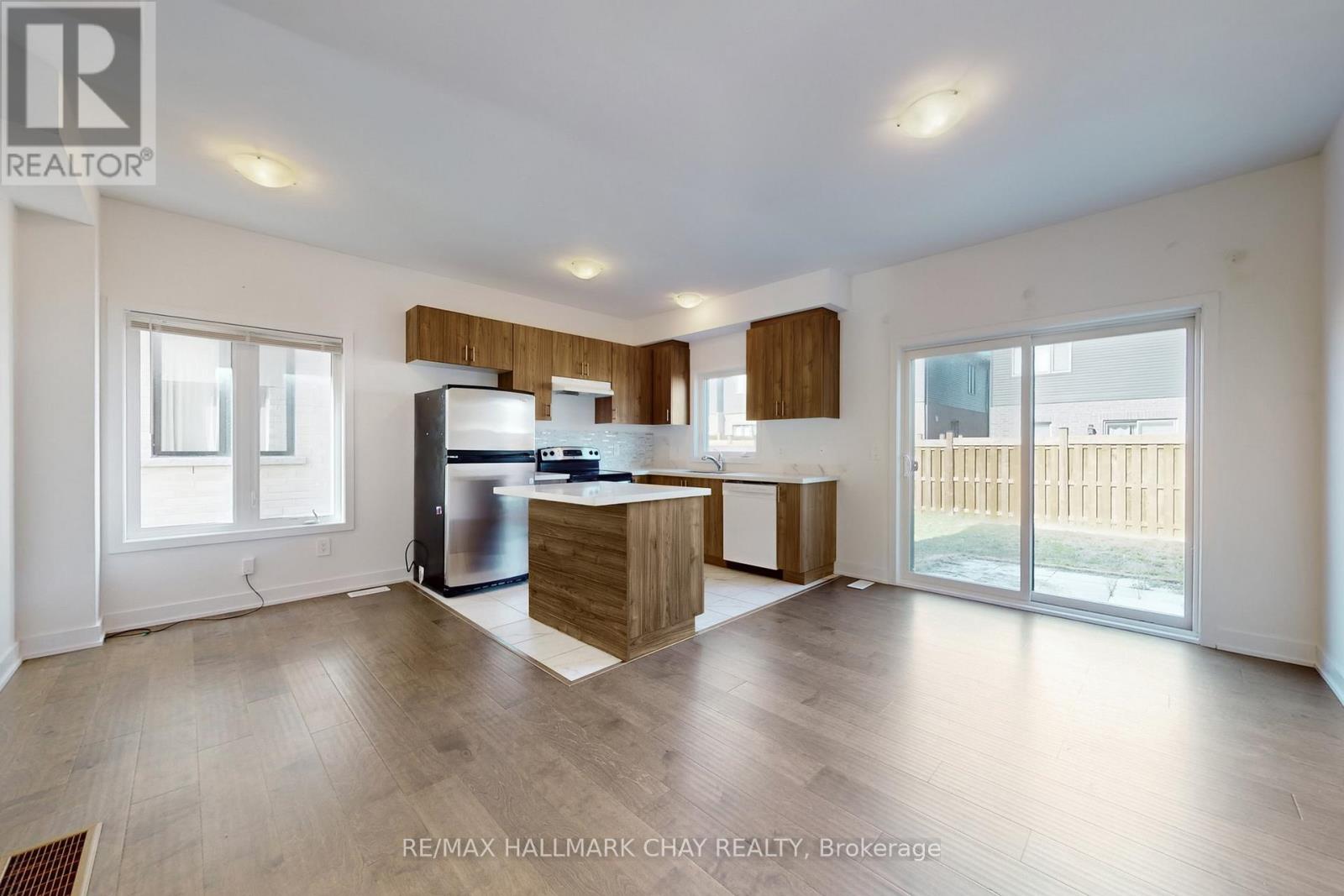 37 Turnberry Lane, Barrie, Ontario  L9J 0M8 - Photo 5 - S12419123