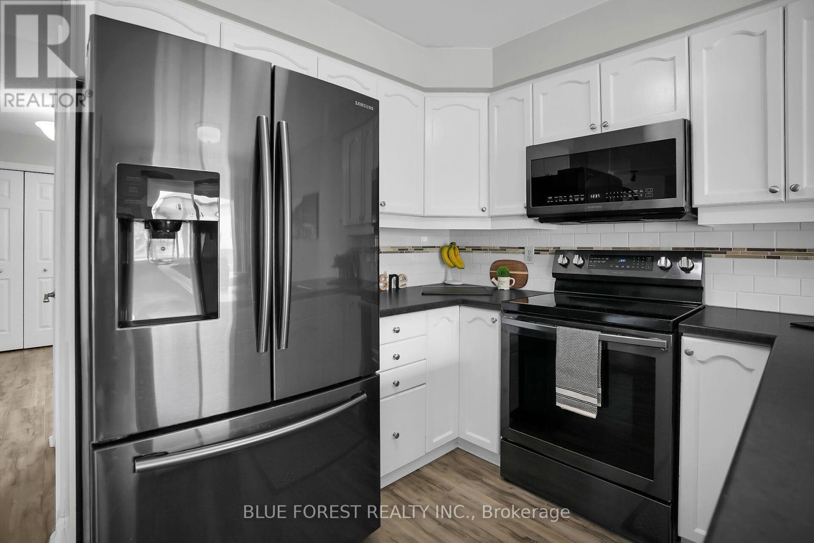 2949 Meadowgate Boulevard, London South, Ontario  N6M 1L3 - Photo 9 - X12423162