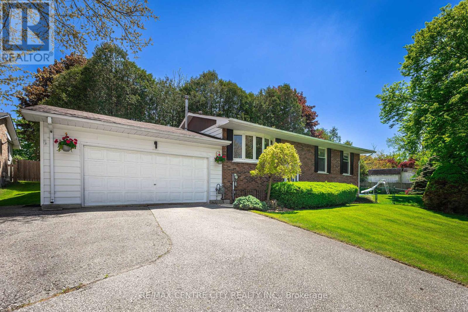 4500 East Road E, Central Elgin, Ontario  N5L 1A7 - Photo 3 - X12423316