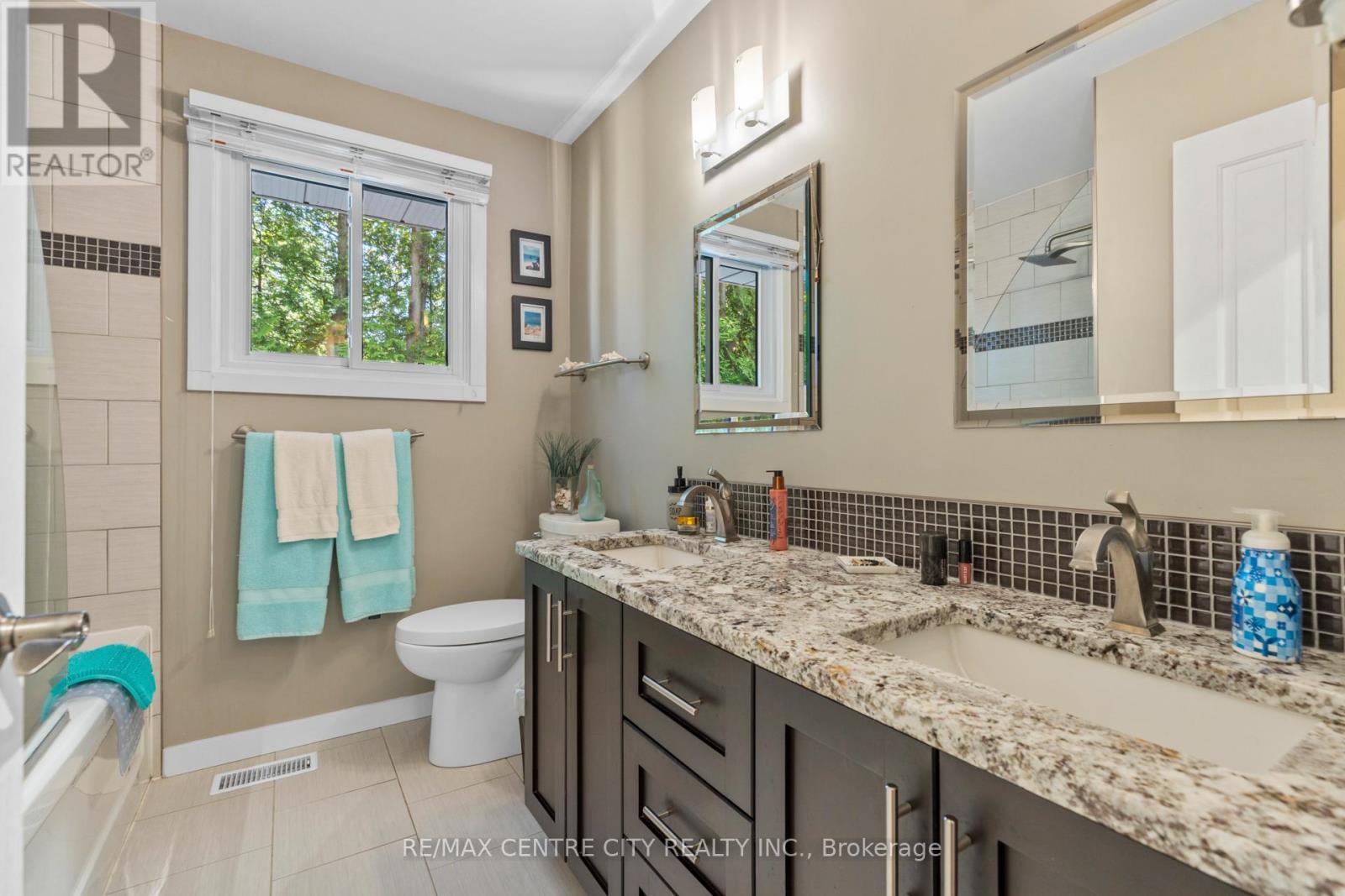 4500 East Road E, Central Elgin, Ontario  N5L 1A7 - Photo 9 - X12423316