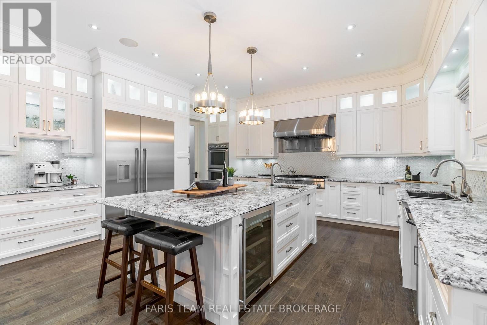 158 Dale Crescent, Bradford West Gwillimbury, Ontario  L0L 1L0 - Photo 5 - N12423106