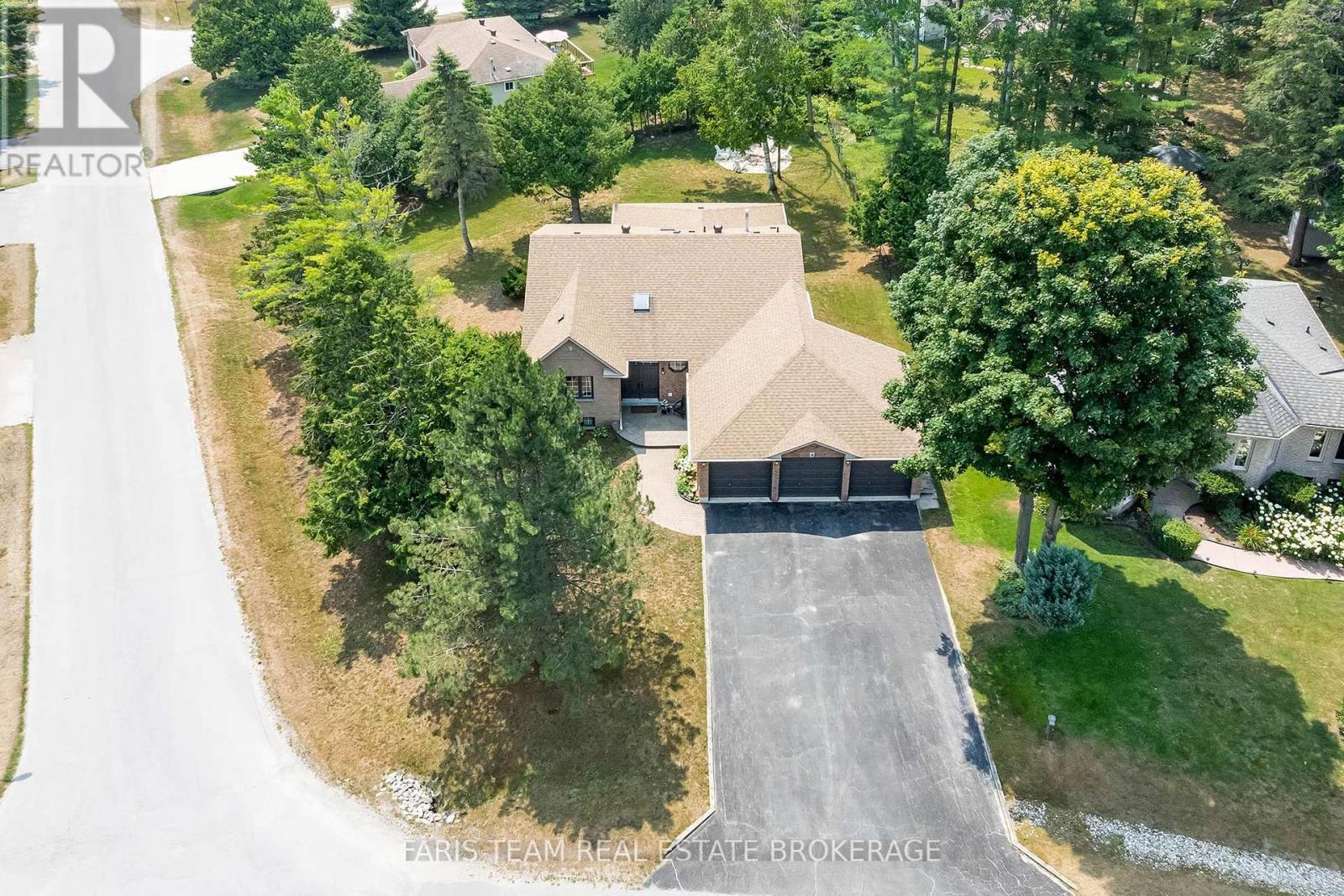 9 Fairway Crescent, Wasaga Beach, Ontario  L9Z 1C1 - Photo 2 - S12423121