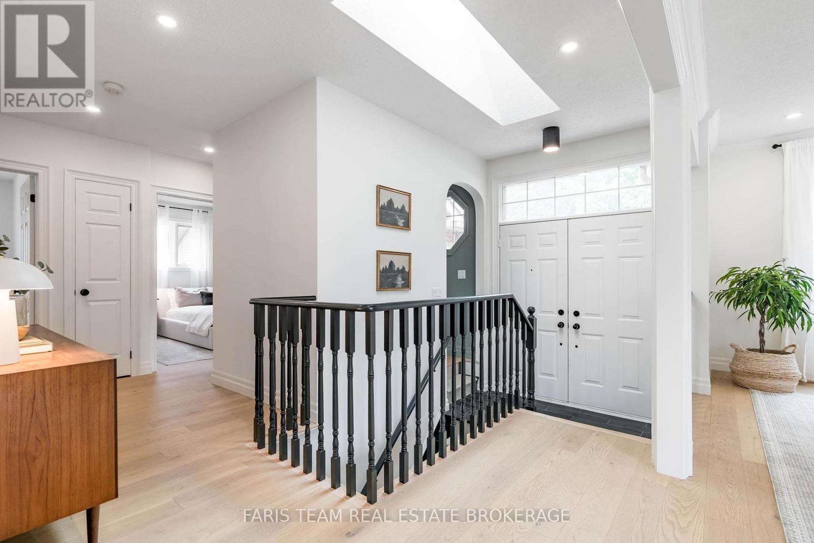 9 Fairway Crescent, Wasaga Beach, Ontario  L9Z 1C1 - Photo 4 - S12423121