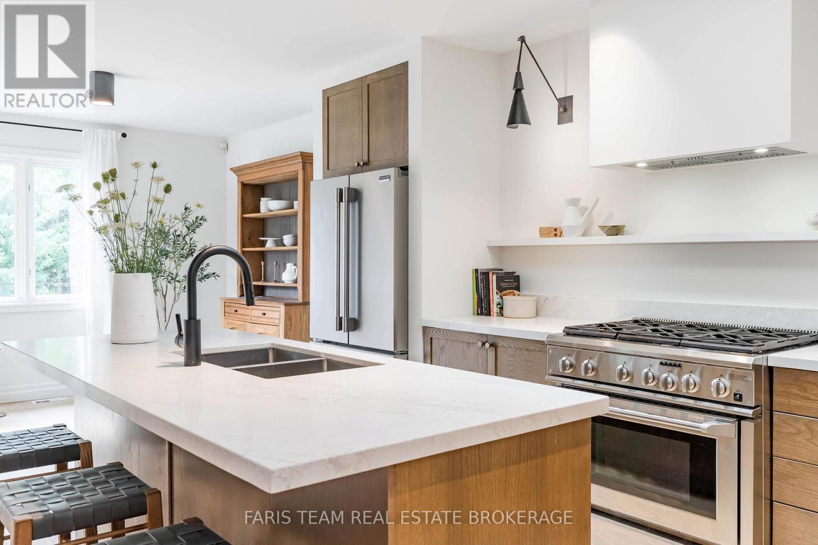 9 Fairway Crescent, Wasaga Beach, Ontario  L9Z 1C1 - Photo 6 - S12423121