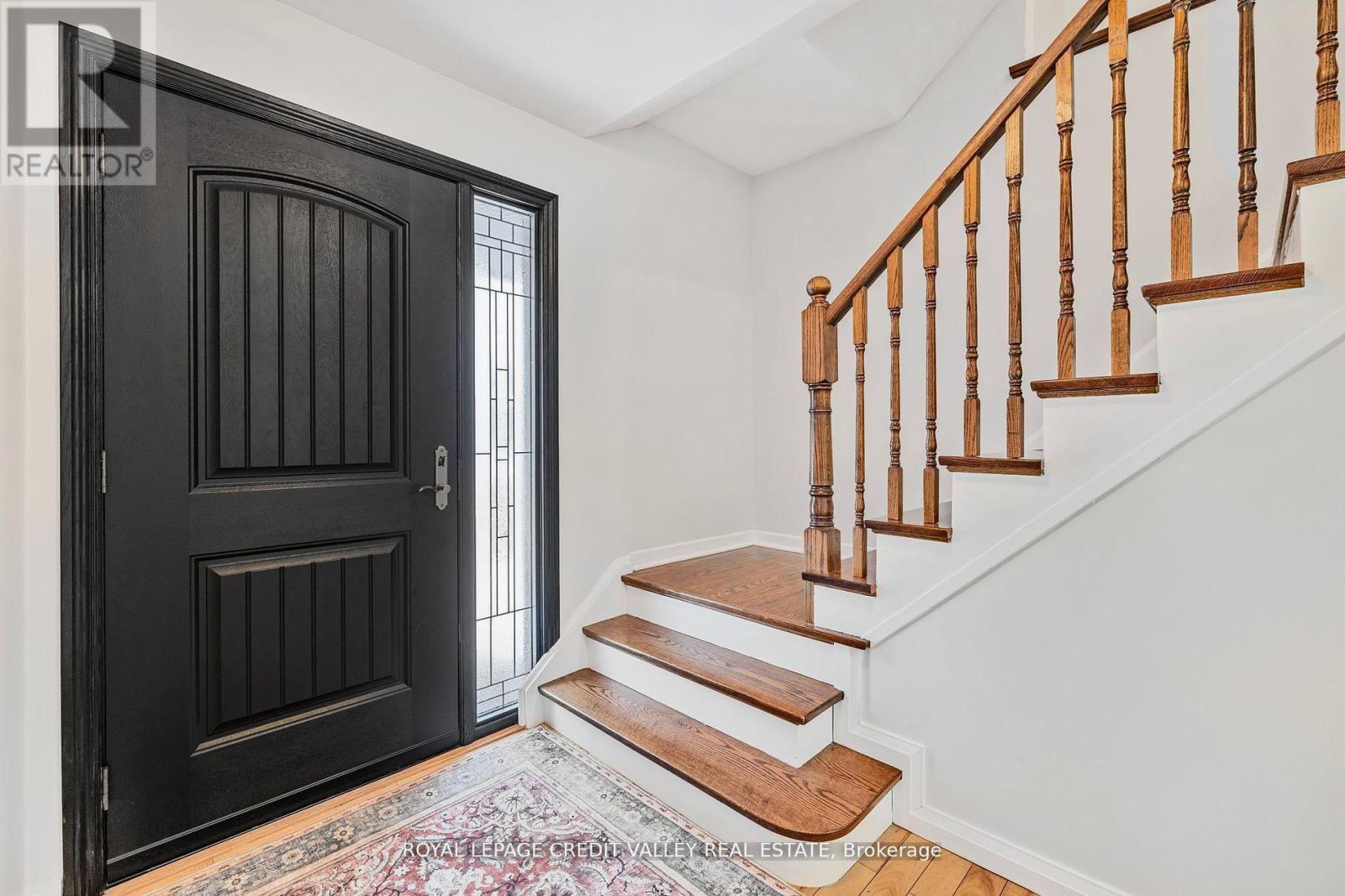 36 Lockton Crescent, Brampton, Ontario  L6W 1C3 - Photo 5 - W12418581