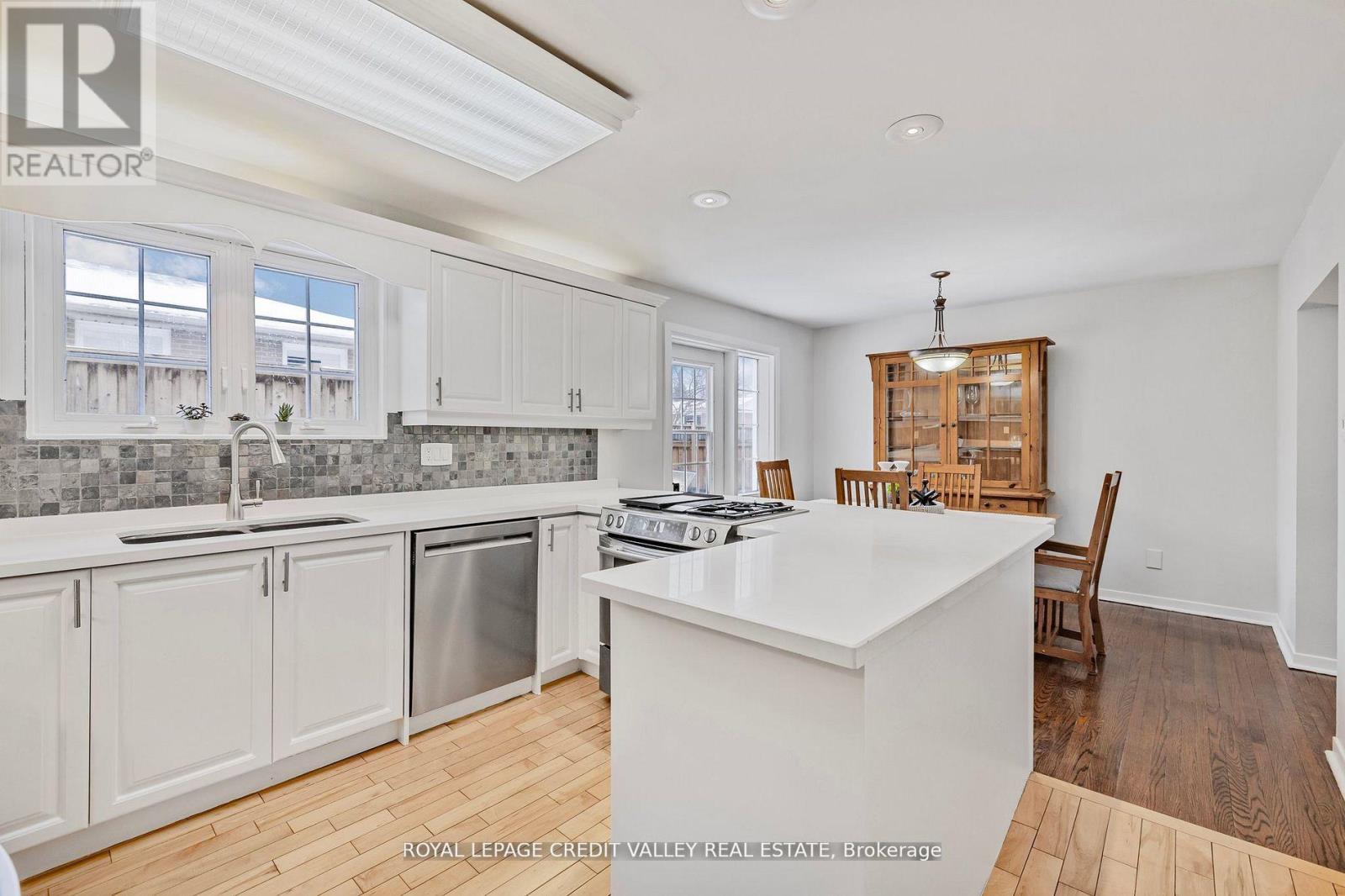 36 Lockton Crescent, Brampton, Ontario  L6W 1C3 - Photo 12 - W12418581