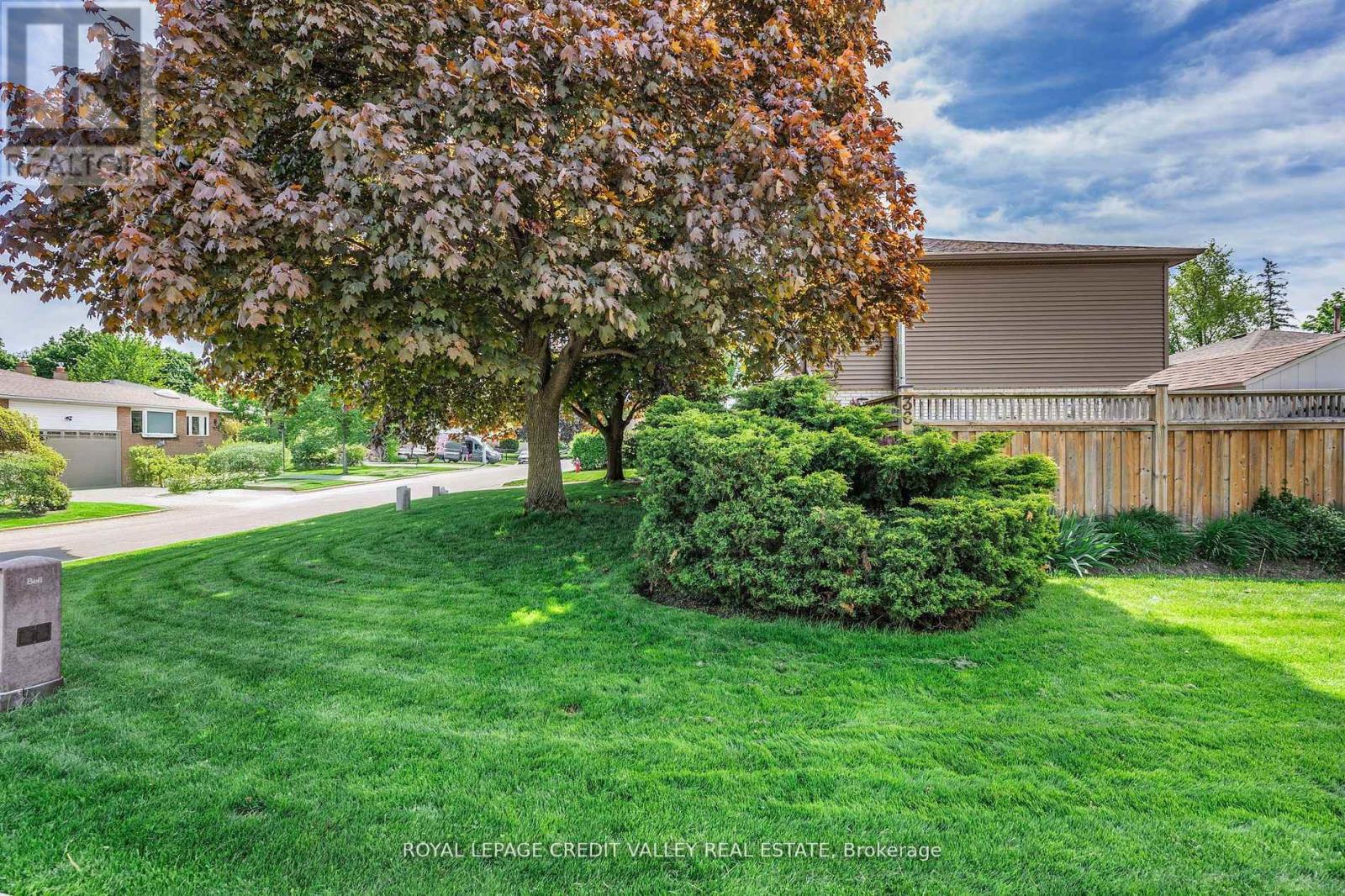 36 Lockton Crescent, Brampton, Ontario  L6W 1C3 - Photo 2 - W12418581