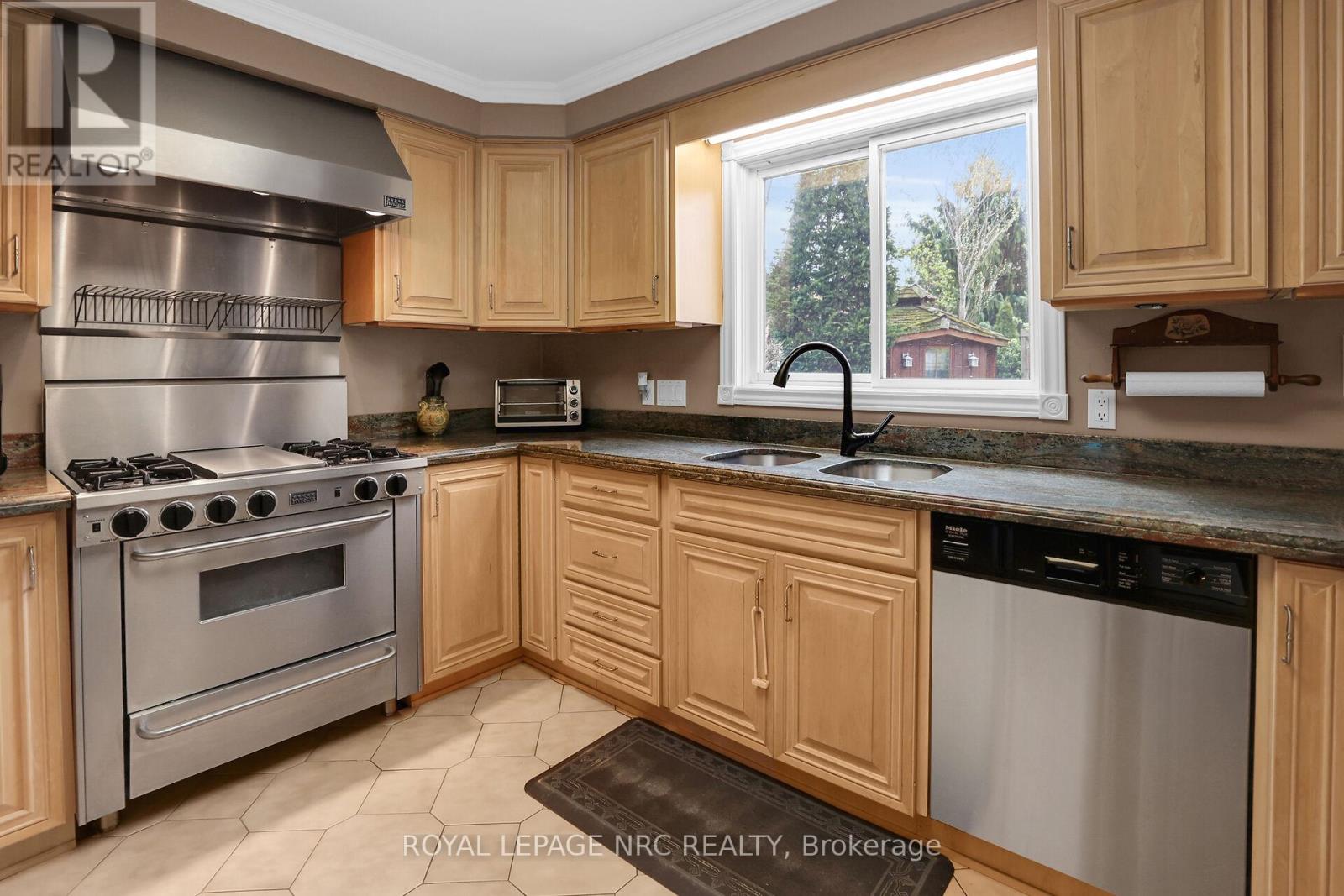 1152 Rushbrooke Drive, Oakville, Ontario  L6M 1K1 - Photo 17 - W12423178