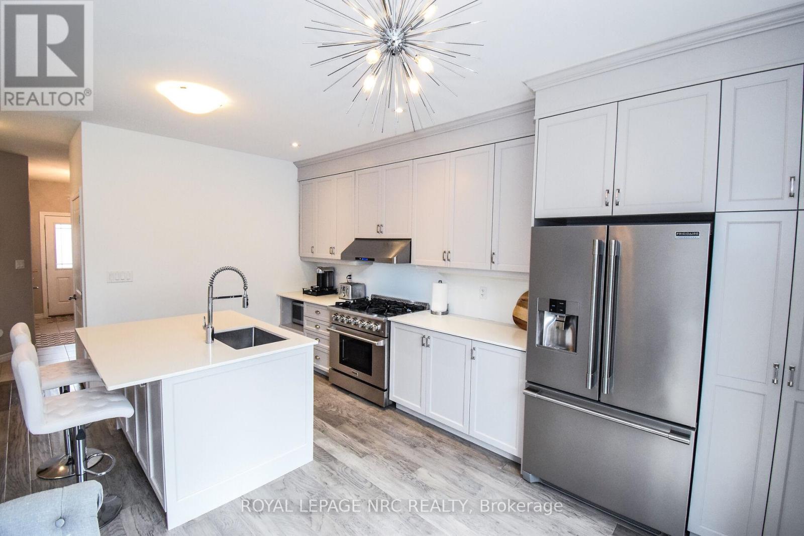 4062 Thomas Street, Lincoln, Ontario  L3J 0S5 - Photo 7 - X12423220