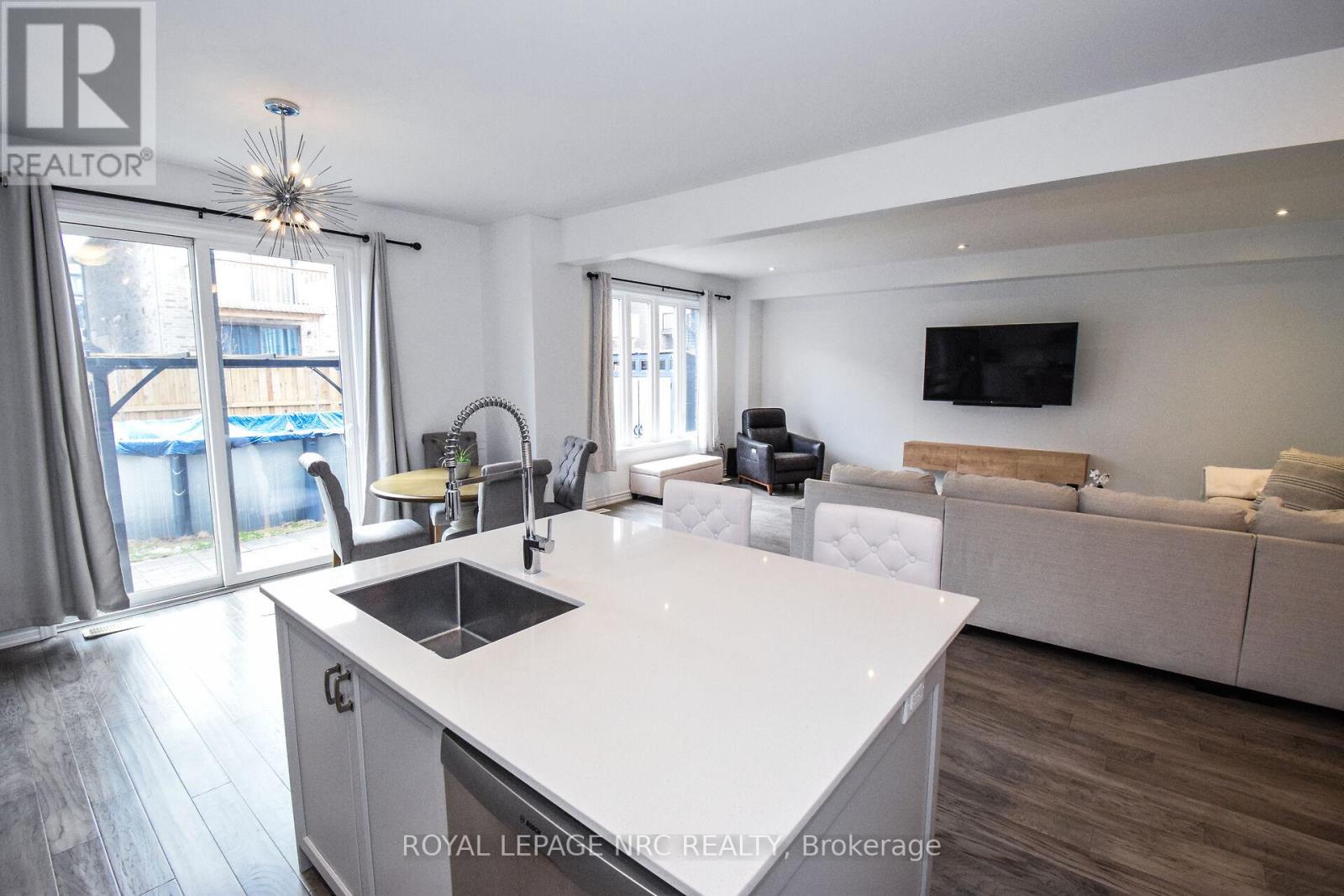 4062 Thomas Street, Lincoln, Ontario  L3J 0S5 - Photo 9 - X12423220