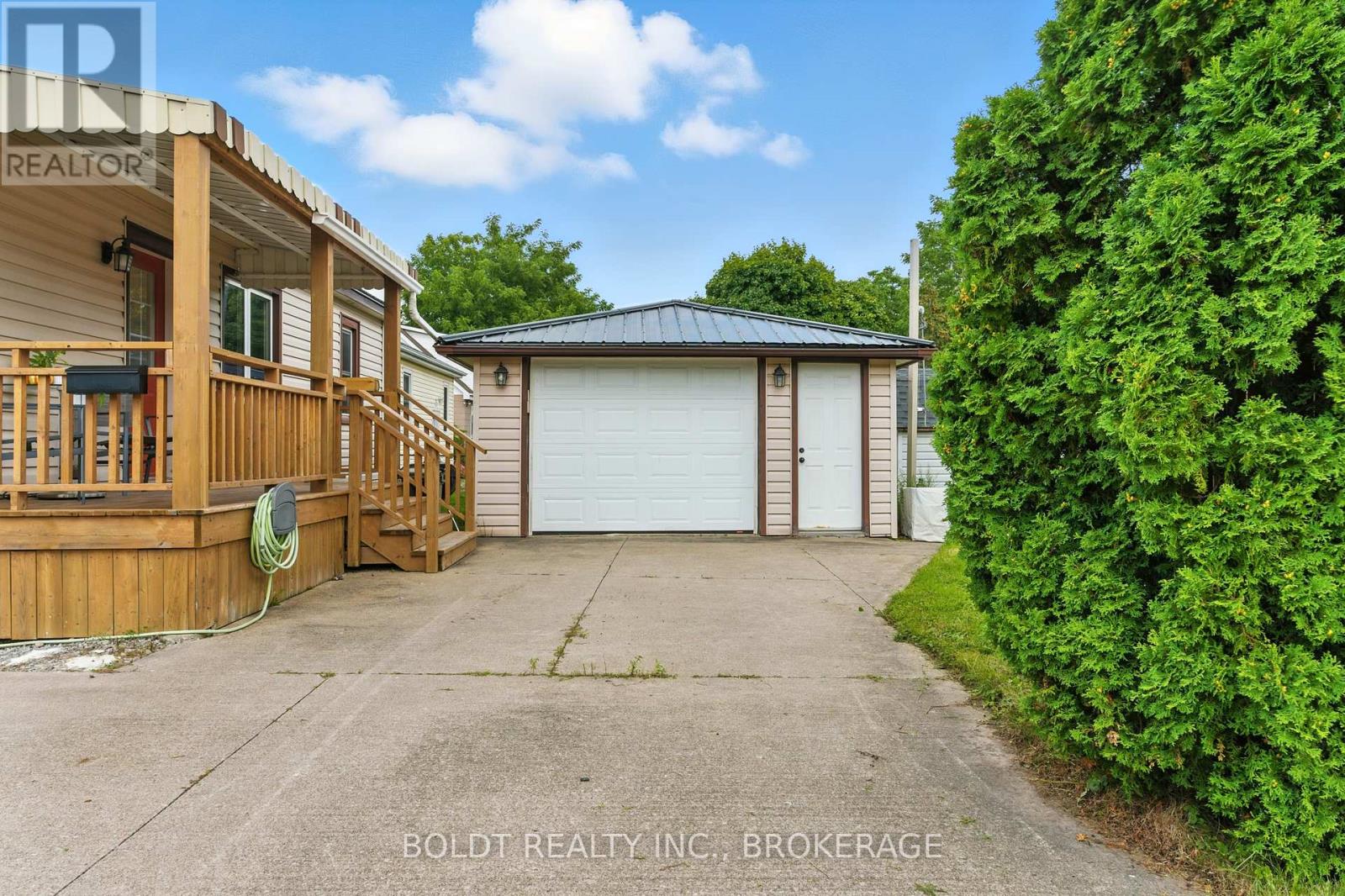 6962 Margaret Street, Niagara Falls, Ontario  L2G 2V9 - Photo 3 - X12423251