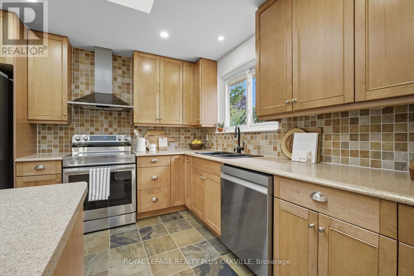 2159 Hixon Street, Oakville, Ontario  L6L 1T5 - Photo 17 - W12423126
