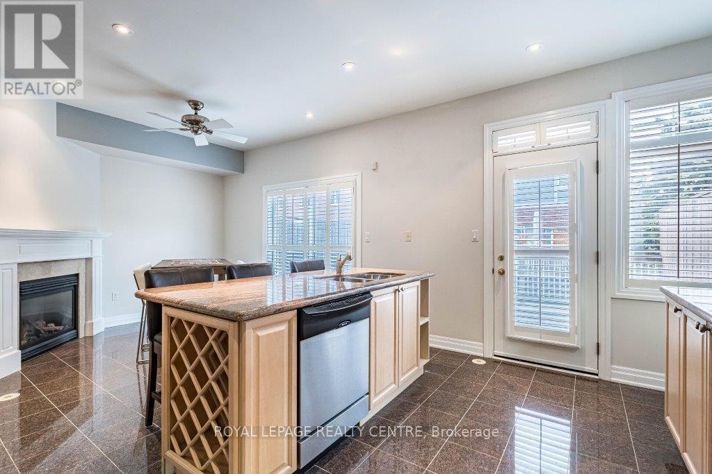 35 Compass Way, Mississauga (Port Credit), Ontario  L5G 4T8 - Photo 13 - W12423134