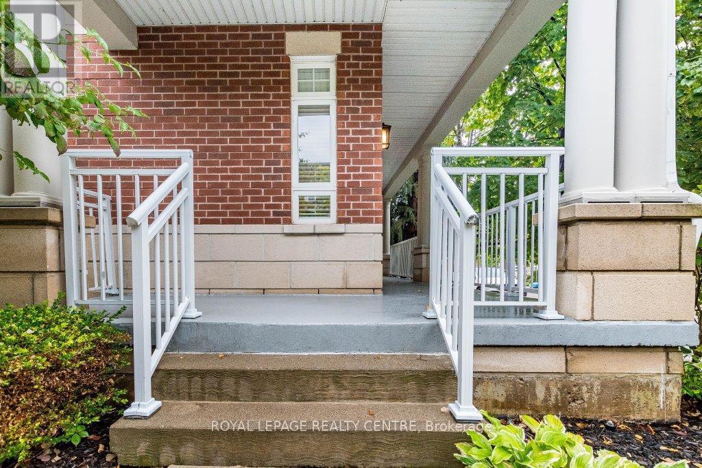 35 Compass Way, Mississauga (Port Credit), Ontario  L5G 4T8 - Photo 3 - W12423134