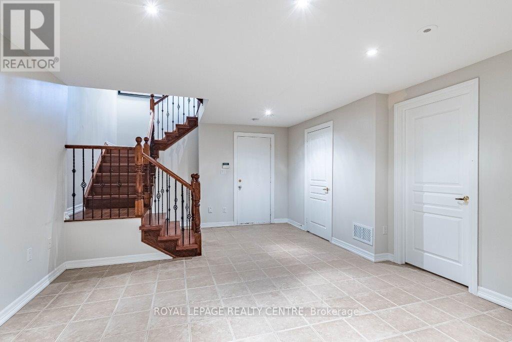 35 Compass Way, Mississauga (Port Credit), Ontario  L5G 4T8 - Photo 39 - W12423134