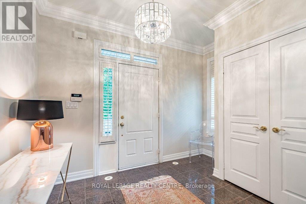 35 Compass Way, Mississauga (Port Credit), Ontario  L5G 4T8 - Photo 6 - W12423134
