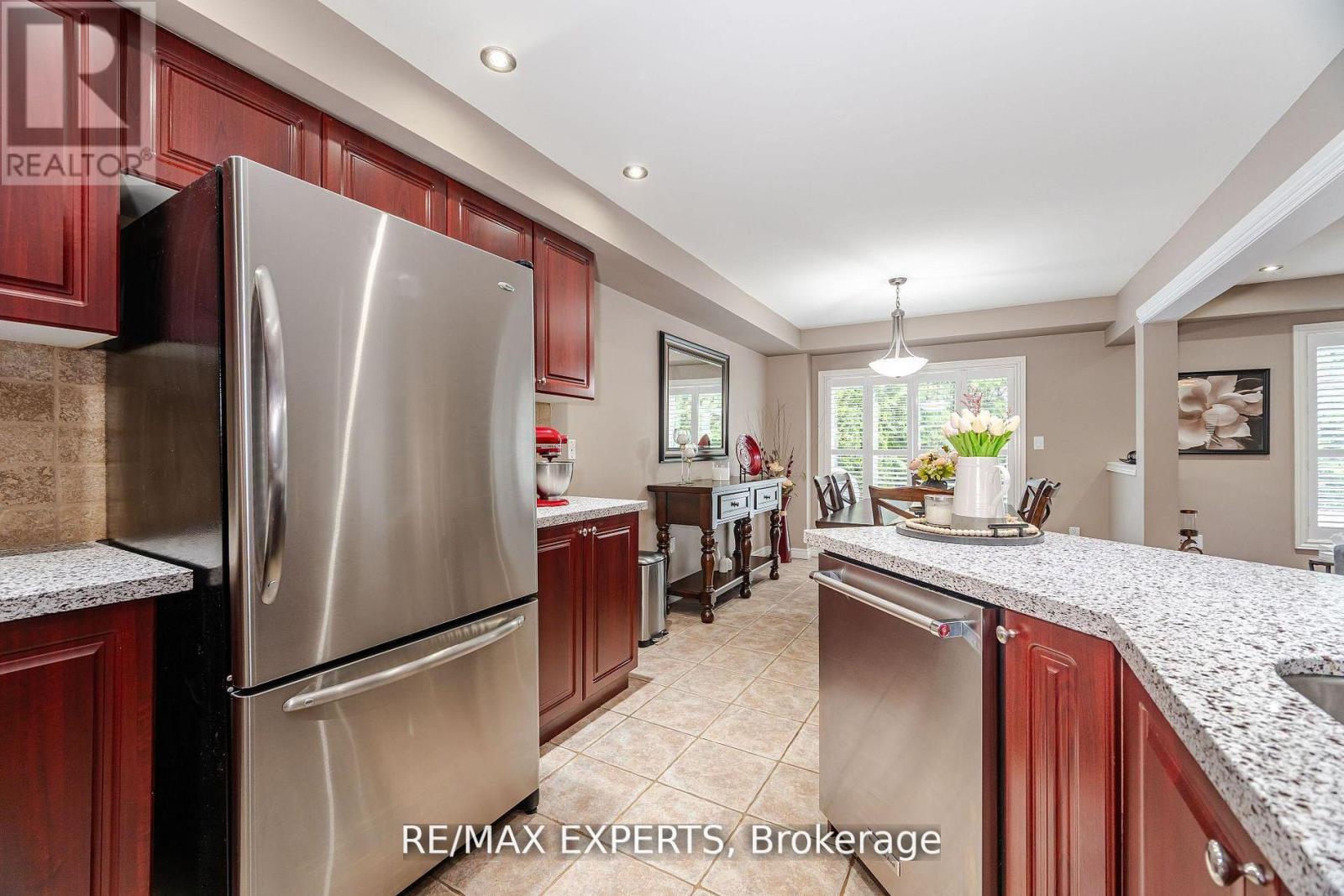 5 Leamster Trail, Caledon, Ontario  L7C 1G9 - Photo 3 - W12423148