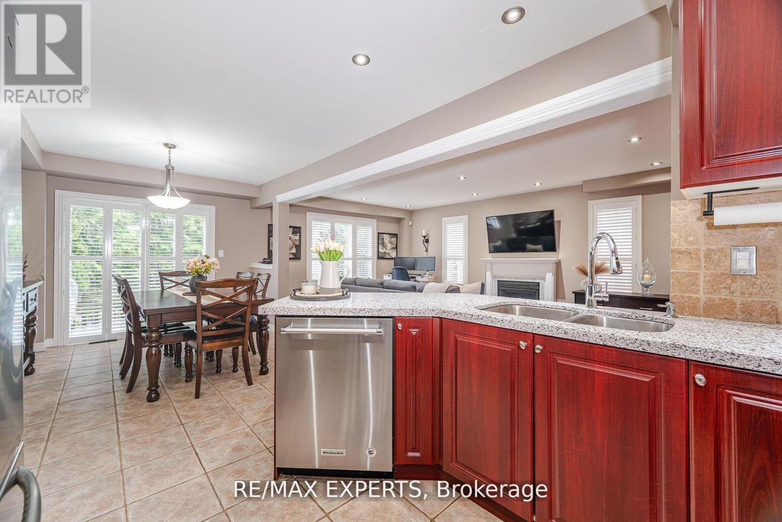 5 Leamster Trail, Caledon, Ontario  L7C 1G9 - Photo 4 - W12423148