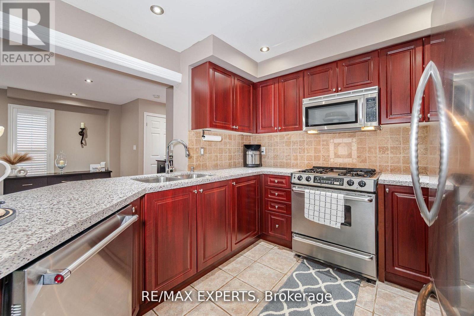 5 Leamster Trail, Caledon, Ontario  L7C 1G9 - Photo 5 - W12423148