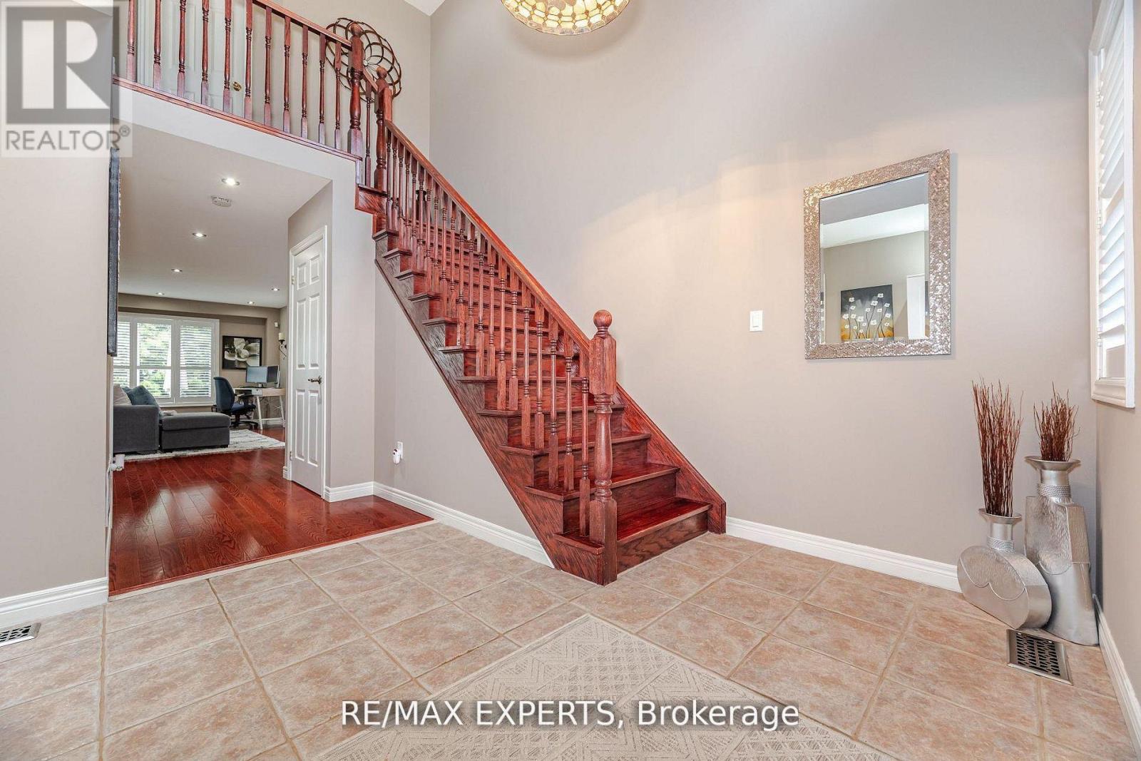5 Leamster Trail, Caledon, Ontario  L7C 1G9 - Photo 7 - W12423148