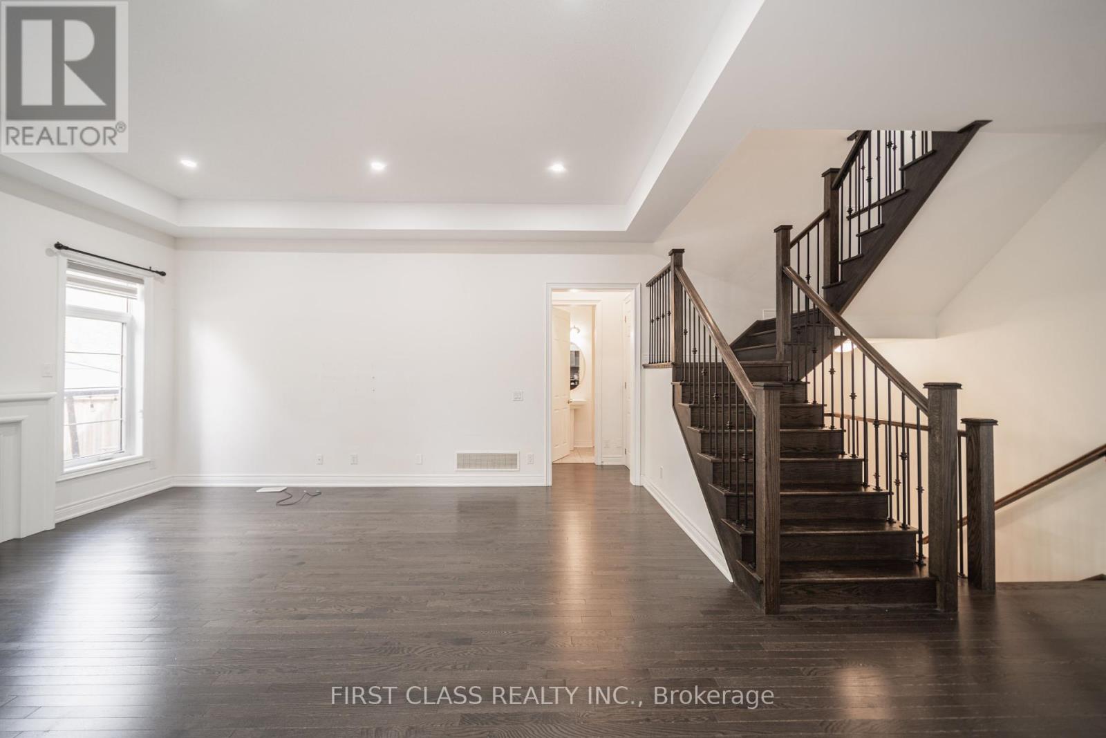 38 Beaverdams Drive, Whitby, Ontario  L1P 0C7 - Photo 4 - E12423278