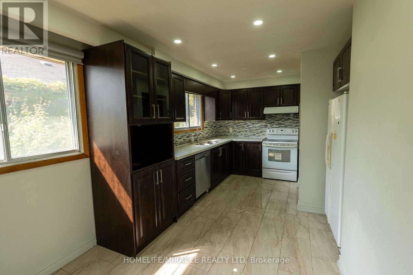 12 Brubeck Road, Toronto, Ontario  M9M 1W7 - Photo 34 - W12421675