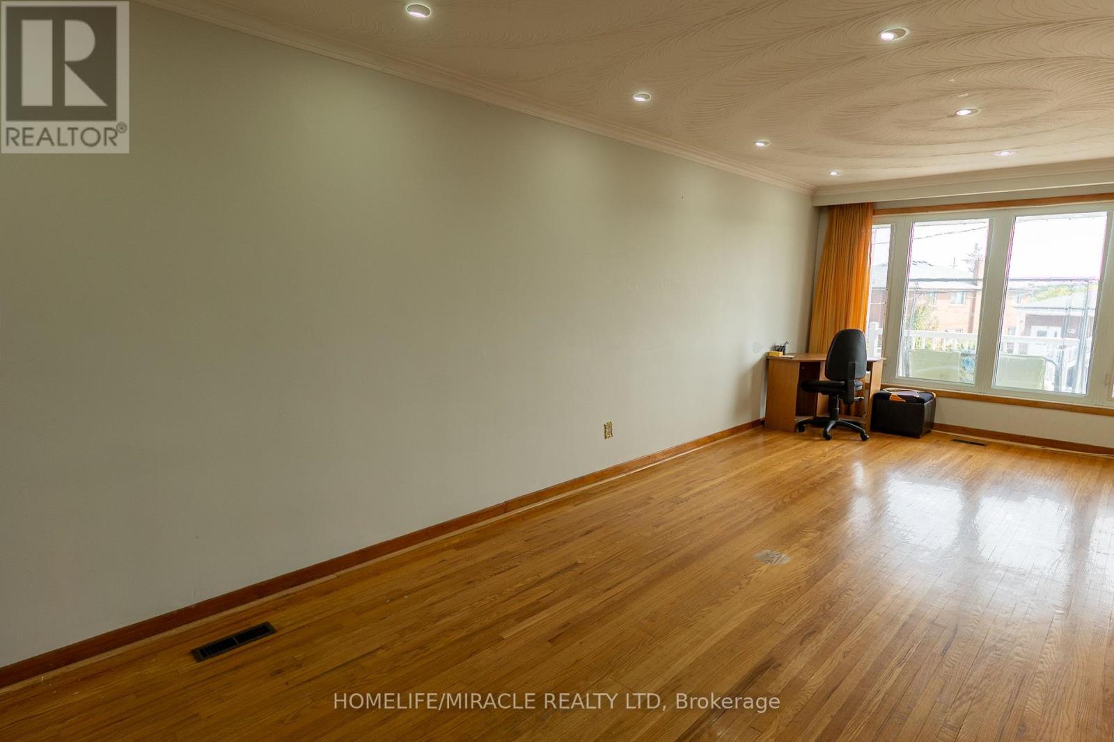 12 Brubeck Road, Toronto, Ontario  M9M 1W7 - Photo 8 - W12421675
