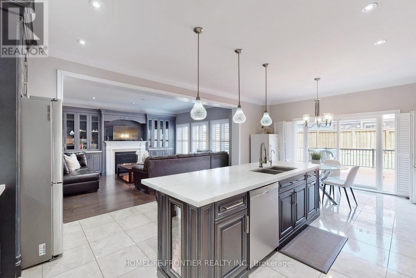 24 Manor Glen Crescent, East Gwillimbury, Ontario  L0G 1M0 - Photo 12 - N12423195