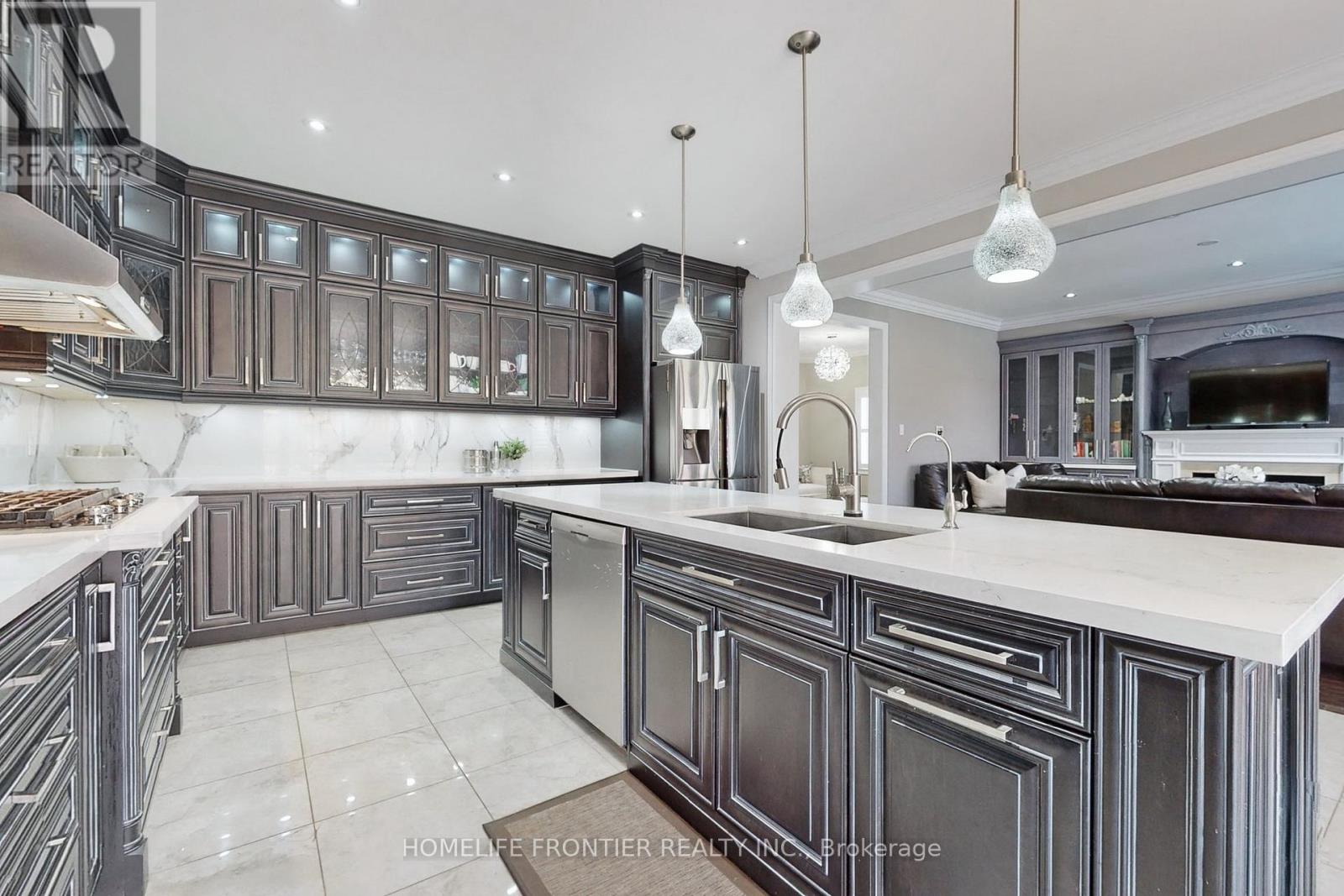 24 Manor Glen Crescent, East Gwillimbury, Ontario  L0G 1M0 - Photo 13 - N12423195