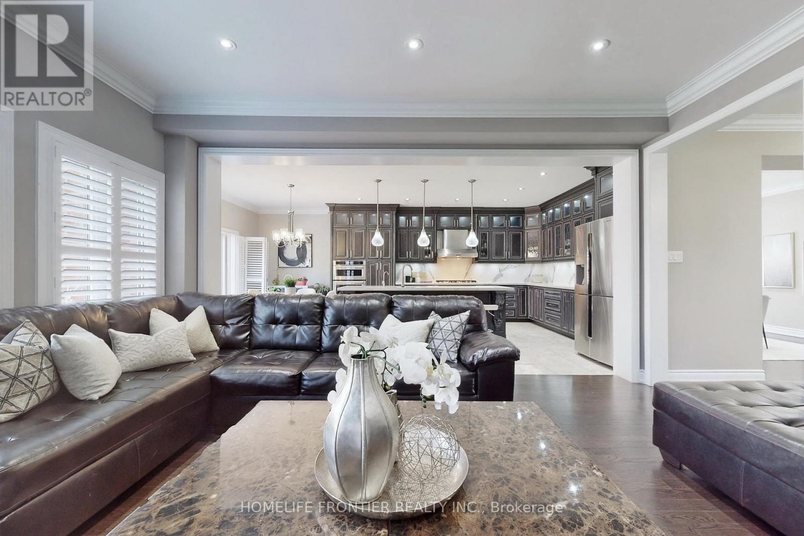 24 Manor Glen Crescent, East Gwillimbury, Ontario  L0G 1M0 - Photo 16 - N12423195