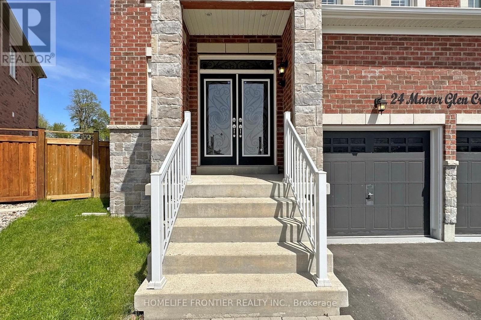 24 Manor Glen Crescent, East Gwillimbury, Ontario  L0G 1M0 - Photo 2 - N12423195