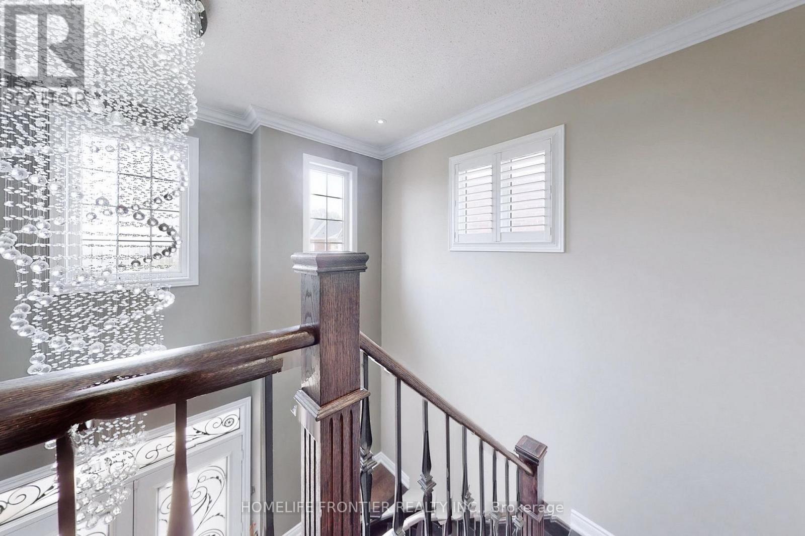 24 Manor Glen Crescent, East Gwillimbury, Ontario  L0G 1M0 - Photo 23 - N12423195