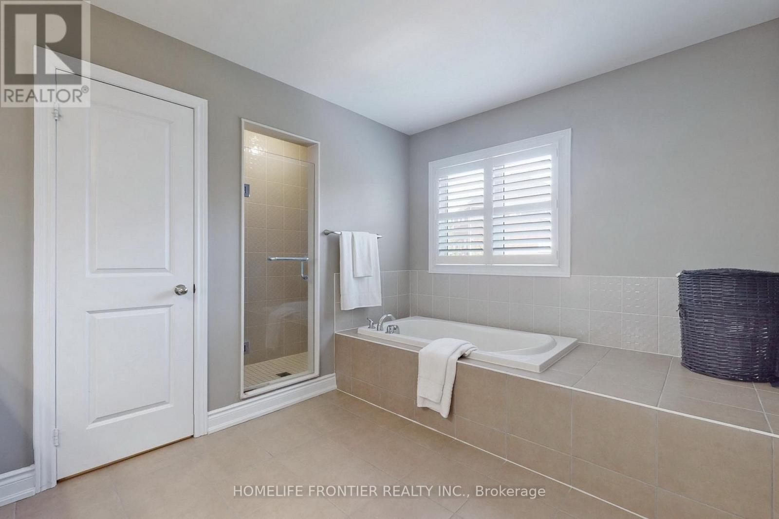 24 Manor Glen Crescent, East Gwillimbury, Ontario  L0G 1M0 - Photo 28 - N12423195
