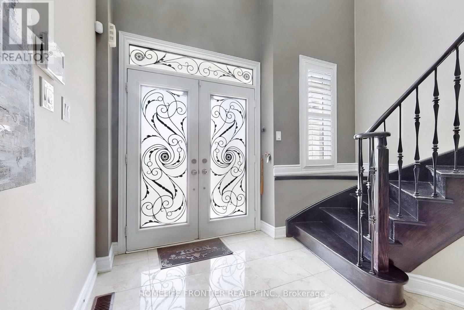 24 Manor Glen Crescent, East Gwillimbury, Ontario  L0G 1M0 - Photo 3 - N12423195