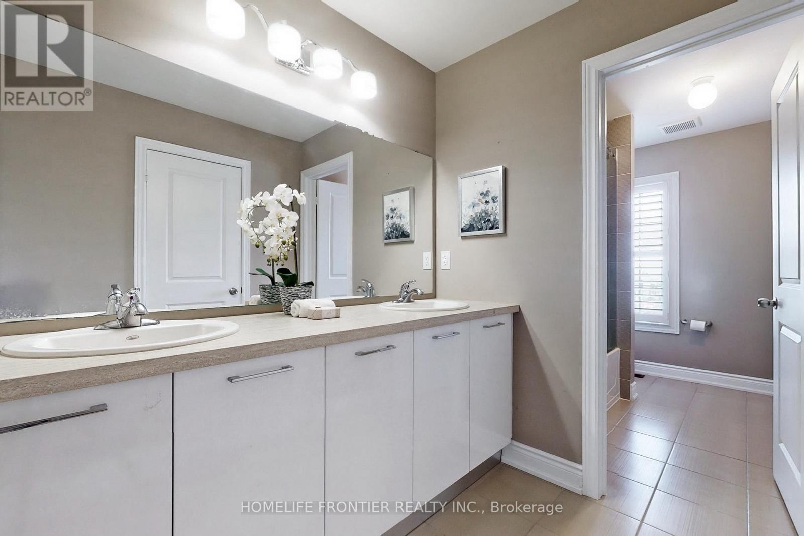 24 Manor Glen Crescent, East Gwillimbury, Ontario  L0G 1M0 - Photo 31 - N12423195