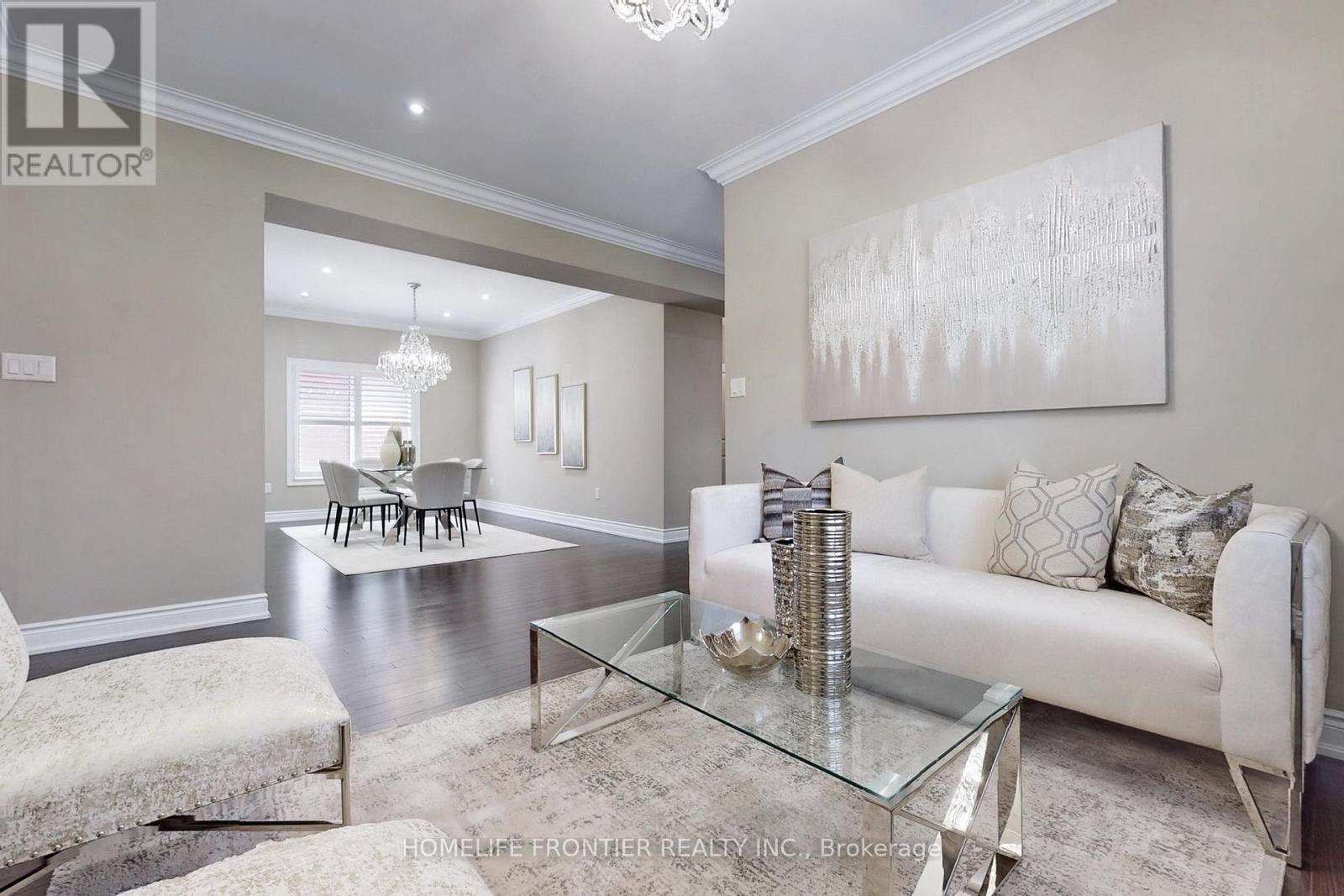 24 Manor Glen Crescent, East Gwillimbury, Ontario  L0G 1M0 - Photo 6 - N12423195