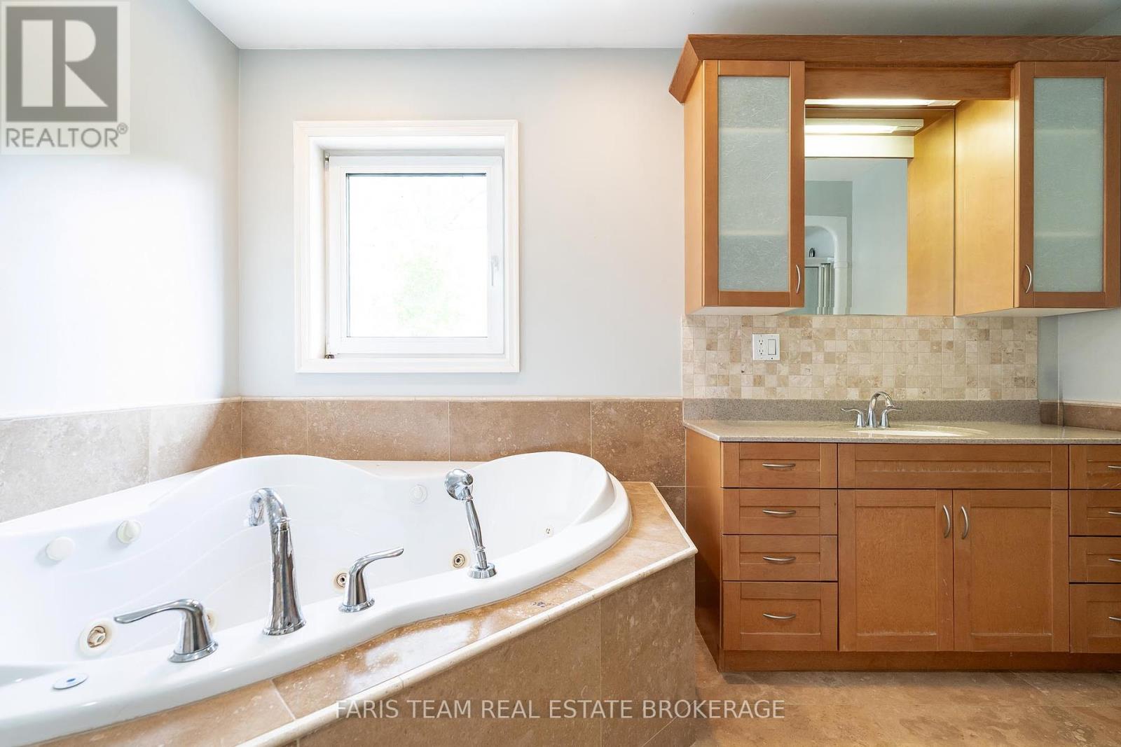 104 Knox Road E, Wasaga Beach, Ontario  L9Z 2T5 - Photo 26 - S12423255